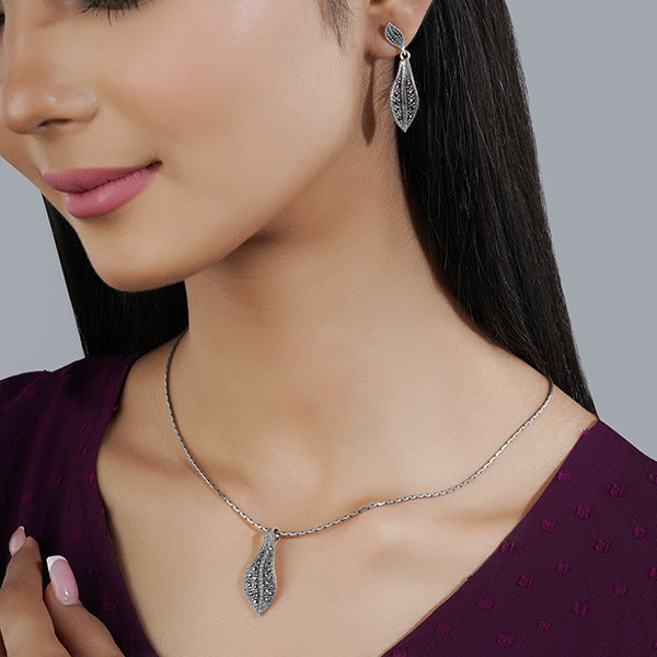 Elegant 925 sterling silver pendant set with delicate leaf design for casual natural charm.
