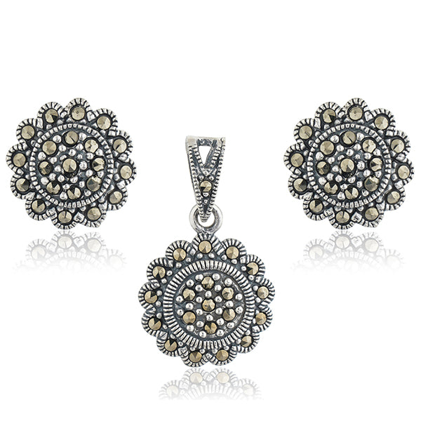 Graceful 925 silver pendant and earrings with intricate floral design for timeless elegance.
