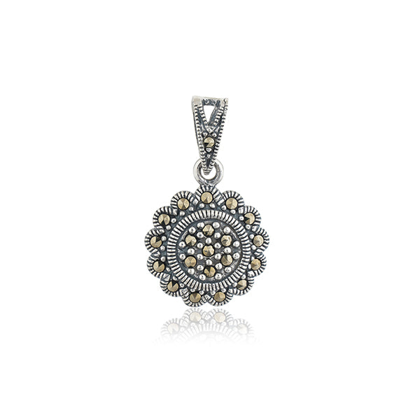 Graceful 925 silver pendant and earrings with intricate floral design for timeless elegance.

