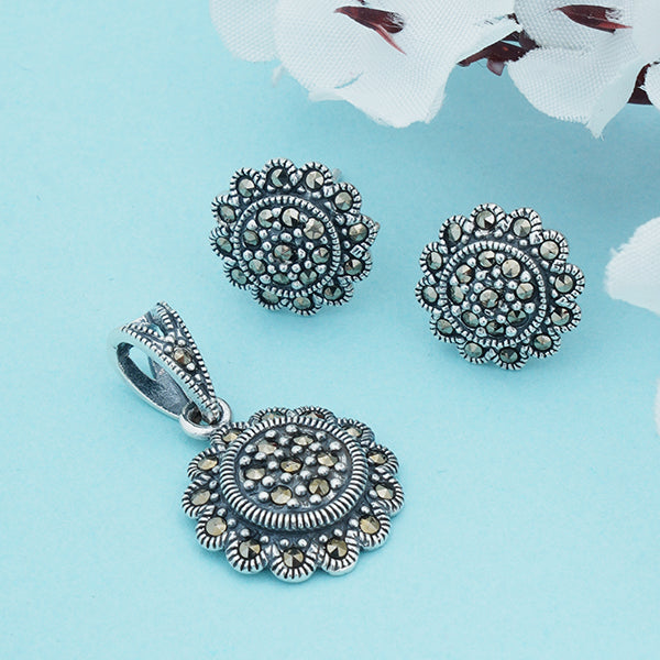 Graceful 925 silver pendant and earrings with intricate floral design for timeless elegance.
