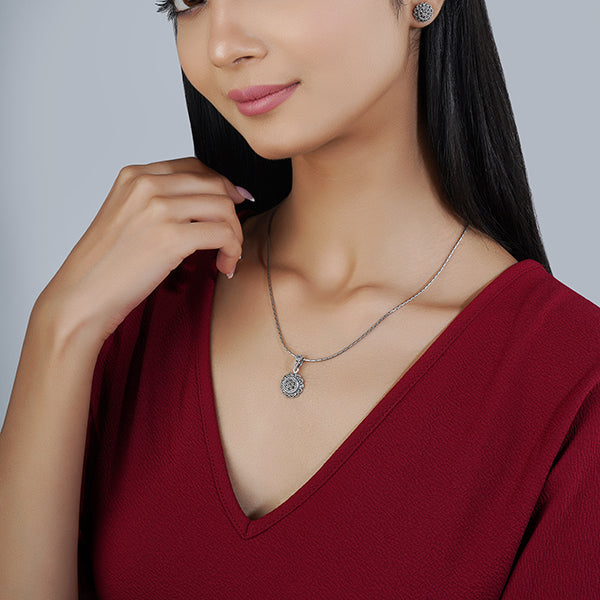 Graceful 925 silver pendant and earrings with intricate floral design for timeless elegance.
