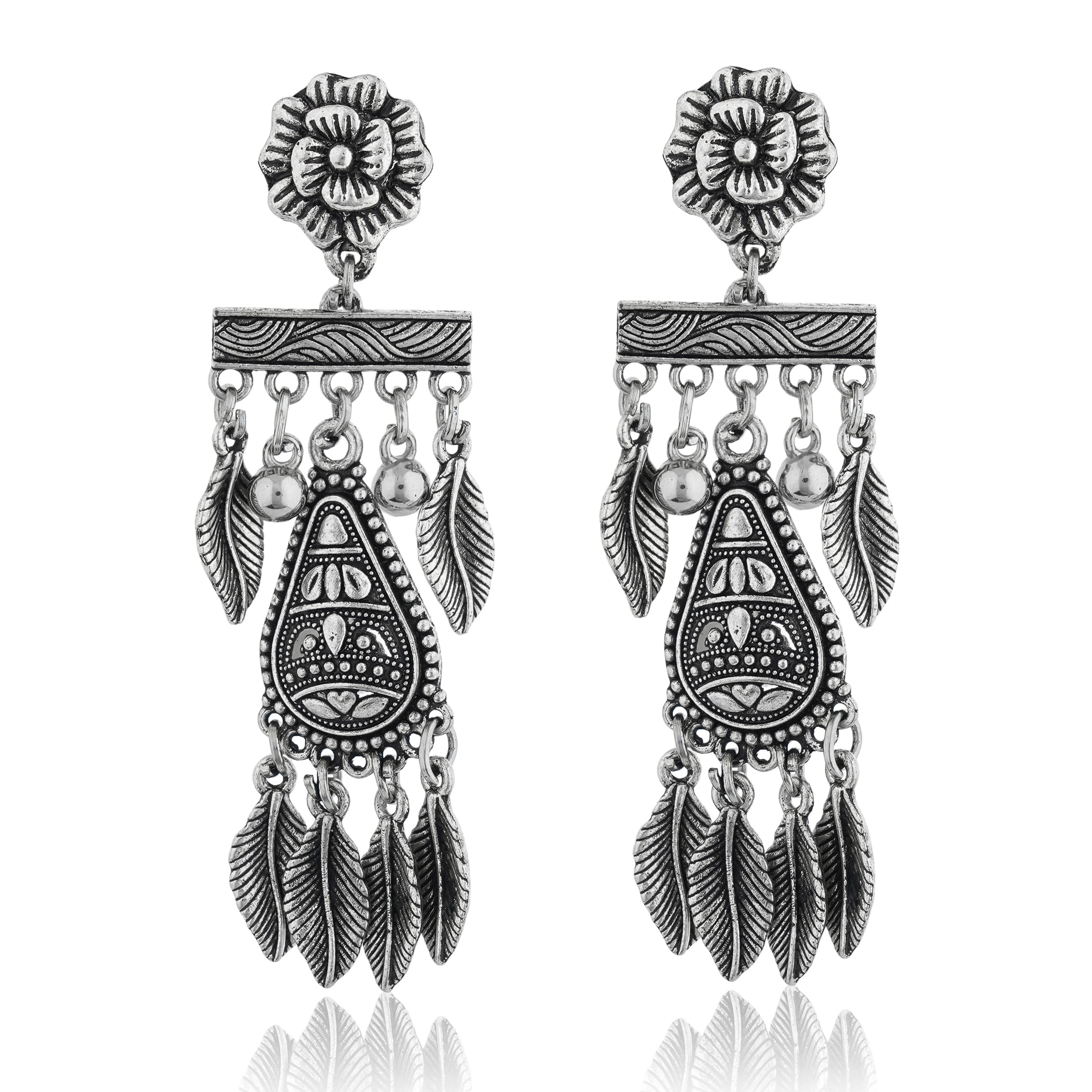 Stylish oxidized choker set with matching earrings and bracelet for a complete festive ensemble.

