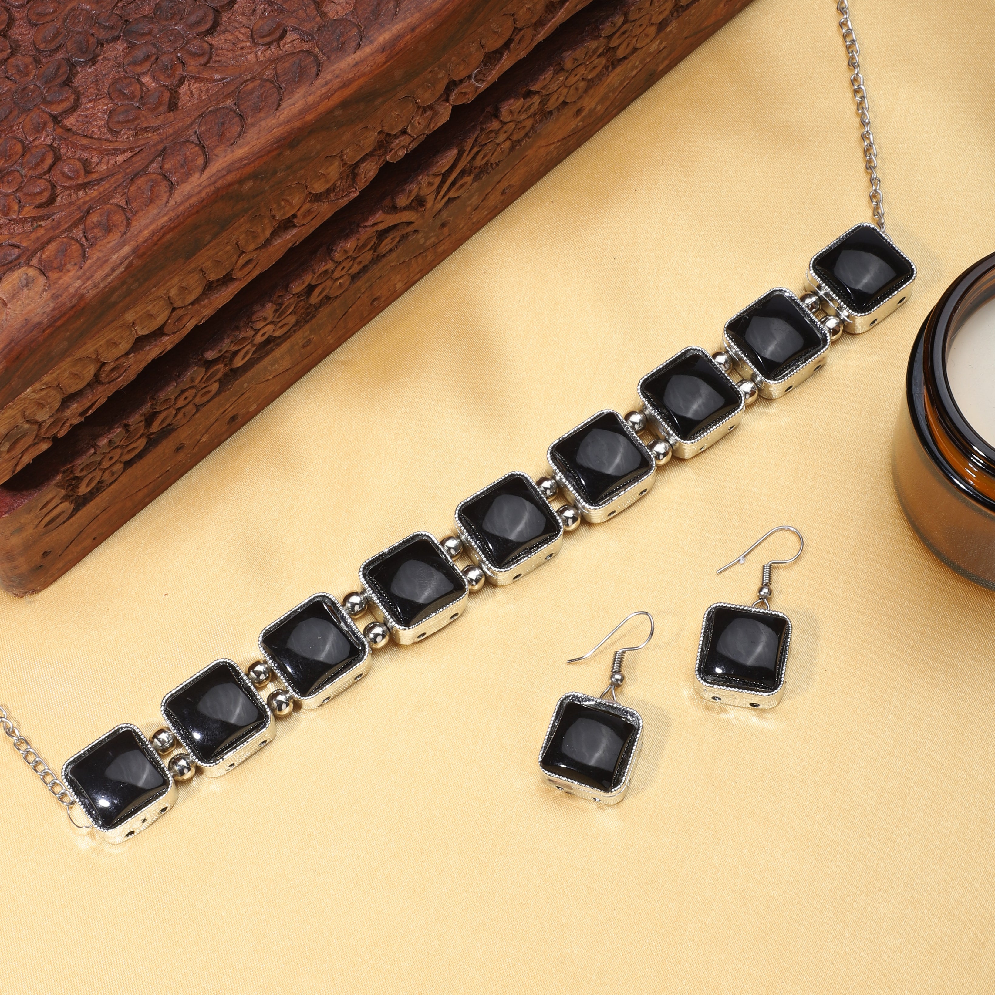 Sleek 925 silver dangler earrings with modern design, perfect for a beautiful festive look.
