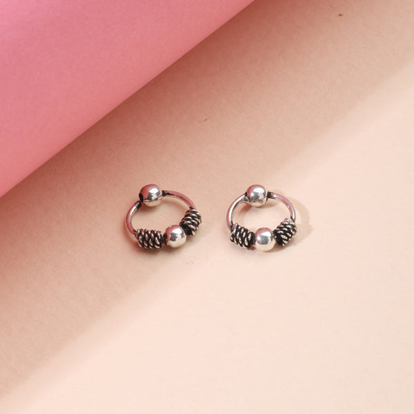 Delicate 925 silver hoop earrings with small ring design for a subtle, stylish touch.
