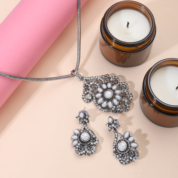 Elegant oxidized necklace set with intricate detailing, adding vintage charm to any outfit.
