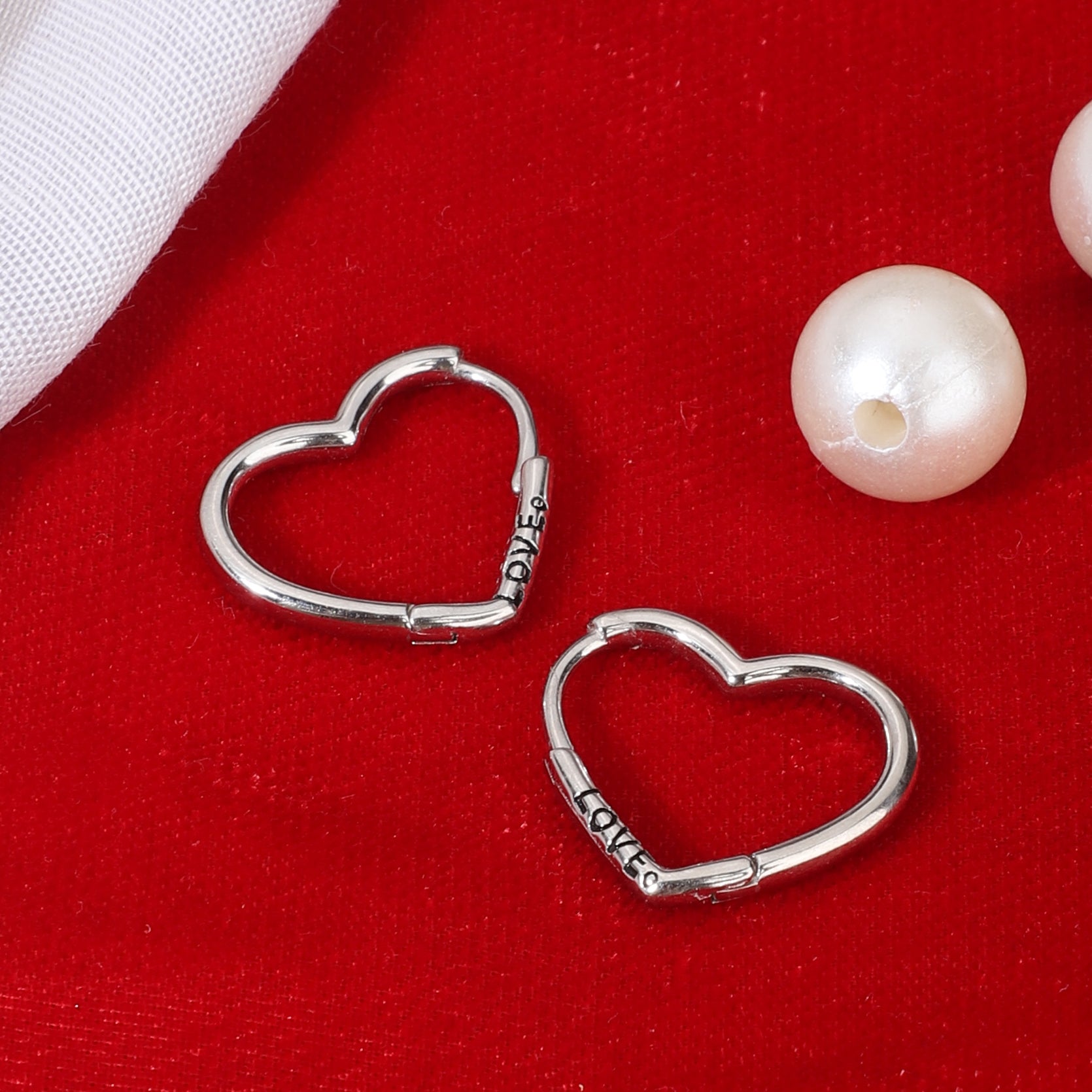 "Charming 925 silver heart-shaped hoop earrings, adding love and elegance to your style."
