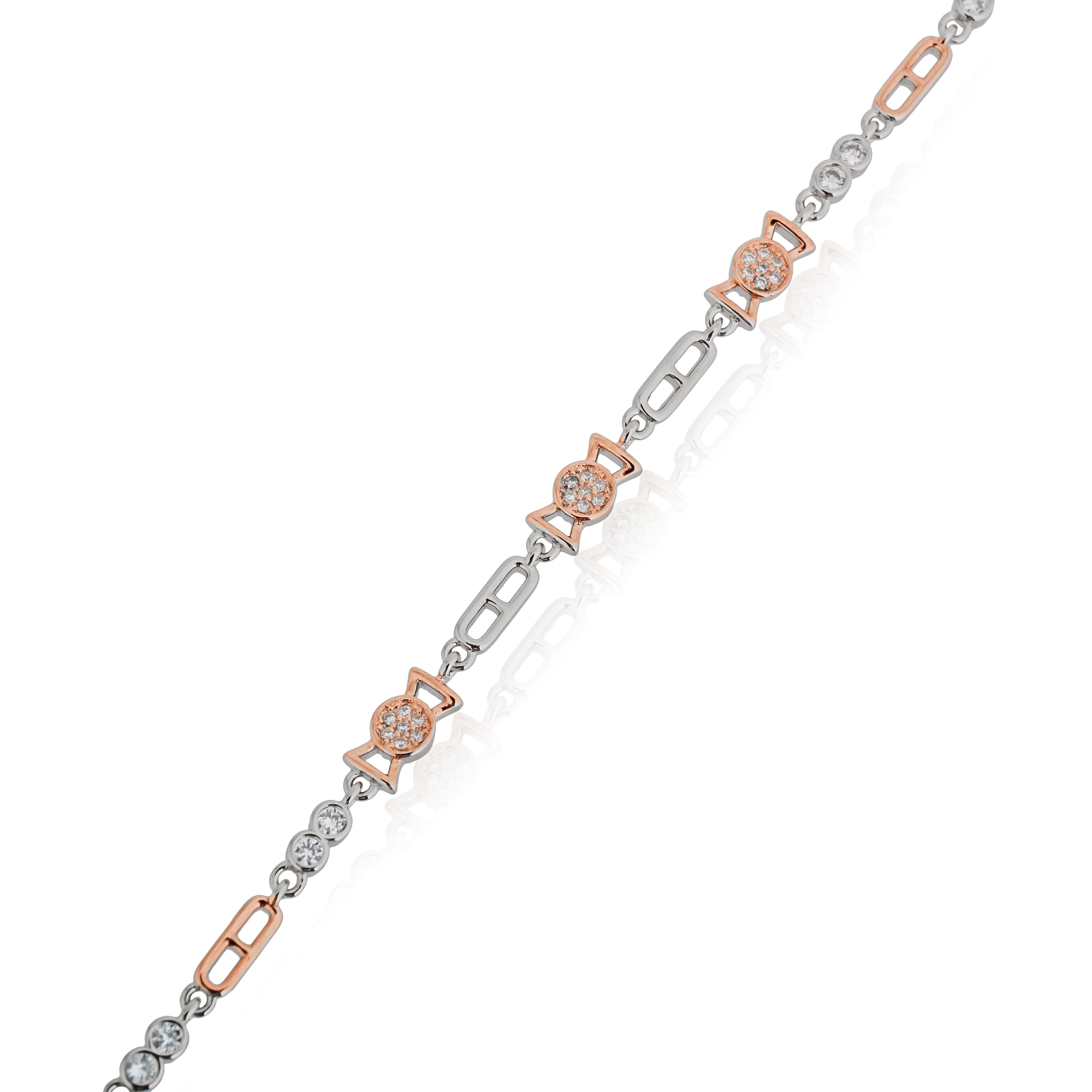 Sleek 925 silver chain bracelet, a simple yet elegant accessory for casual and everyday wear.
