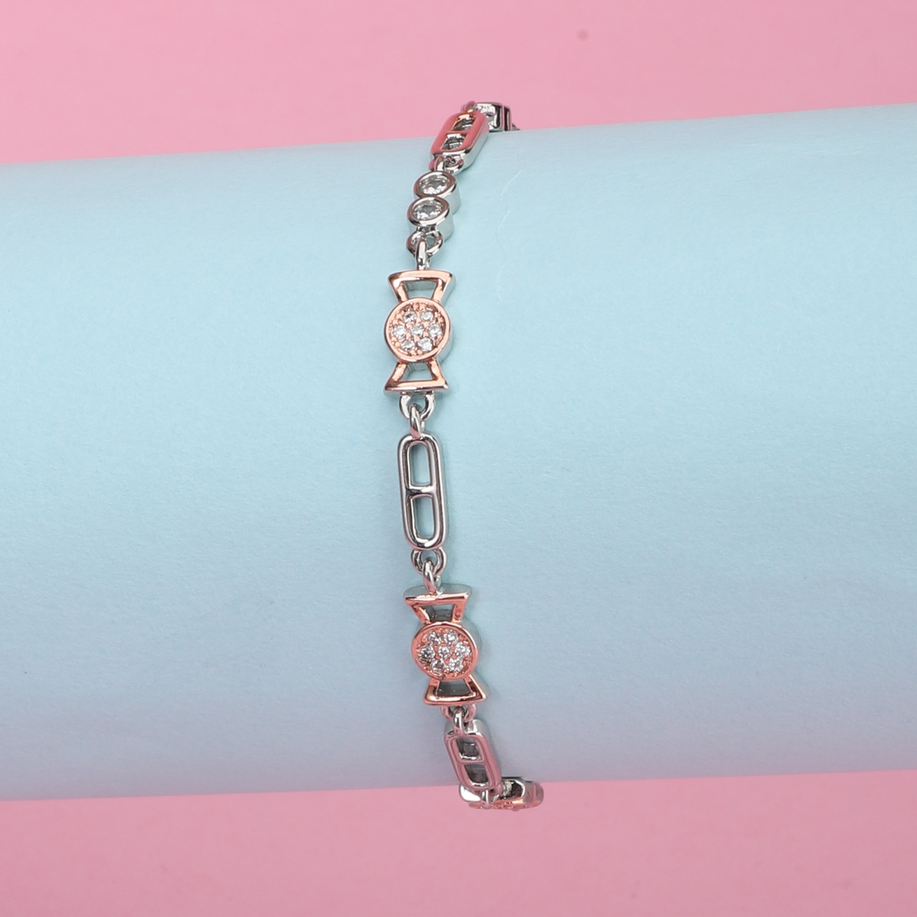 Sleek 925 silver chain bracelet, a simple yet elegant accessory for casual and everyday wear.
