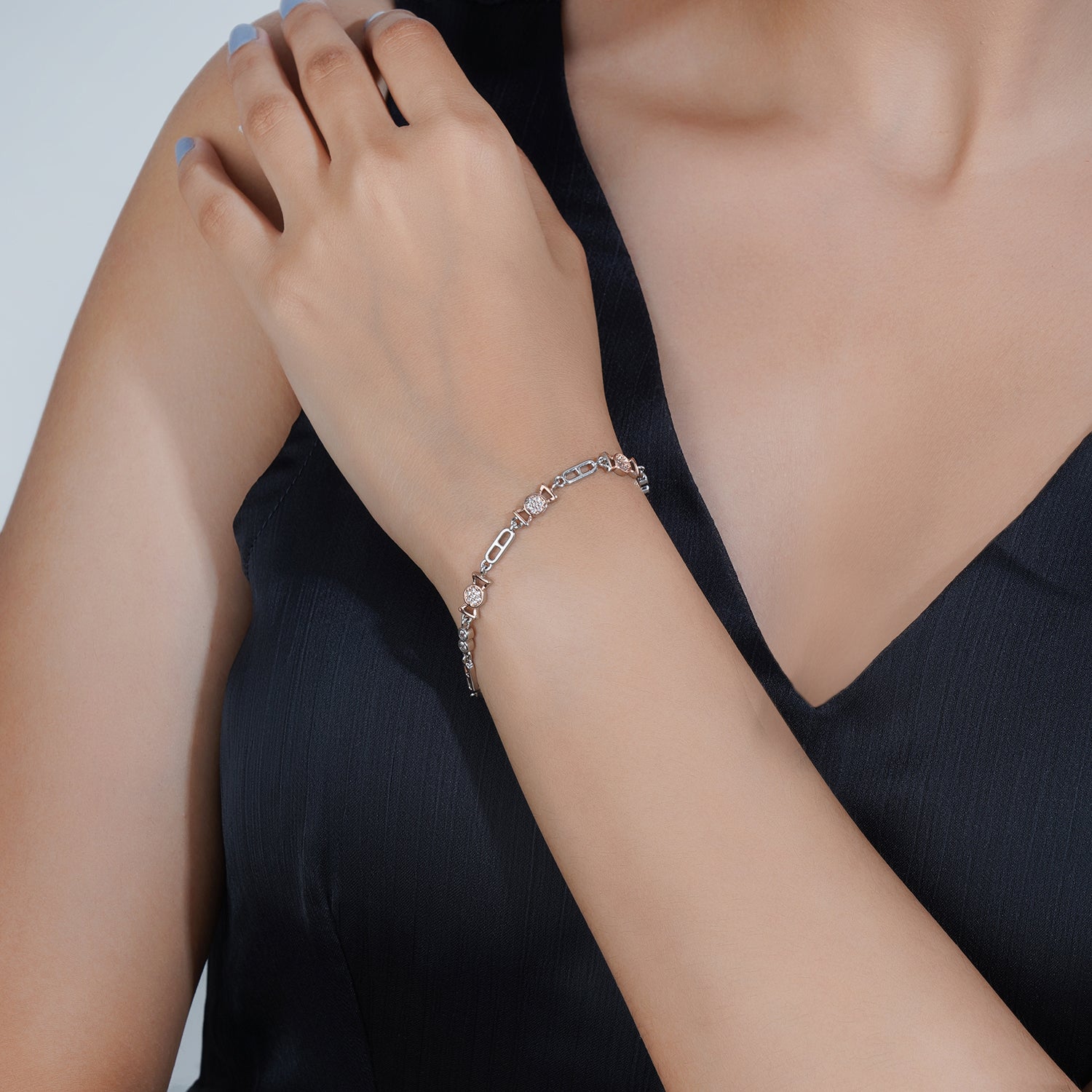 Sleek 925 silver chain bracelet, a simple yet elegant accessory for casual and everyday wear.
