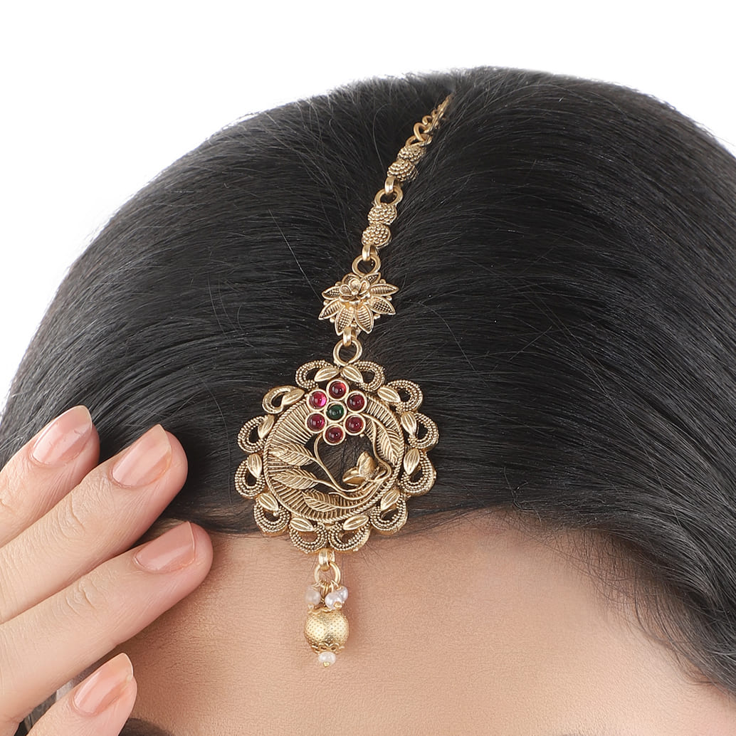Pearl-studded long necklace set combining timeless charm and a sophisticated festive touch.
